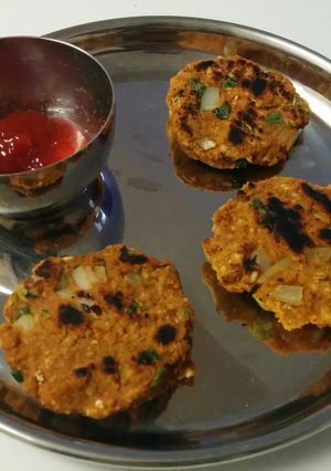 A picture of Oats and moong dal tikki.