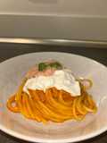 Spaghettone con crema di datterini, stracciatella e tartare di gamberi rossi