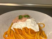 Una foto di pasta con stracciatella
