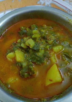 पालक आलू की चटपटी सब्ज़ी (Palak aloo ki chatpati sabzi recipe in Hindi) रेसिपी मुख्य फोटो