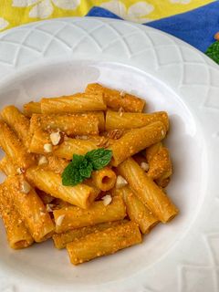 Foto di Pasta con crema di peperoni arrostiti, menta e bergamotto