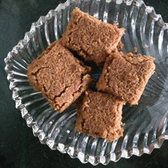 A picture of Steamed Parle-g cake.