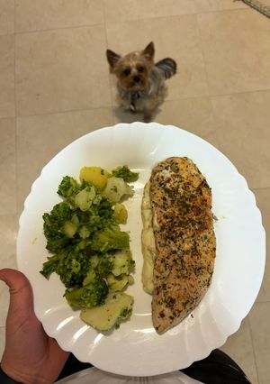 Una foto de Patata, brócoli con pechuga de pollo al chimichurri y queso fundido por dentro