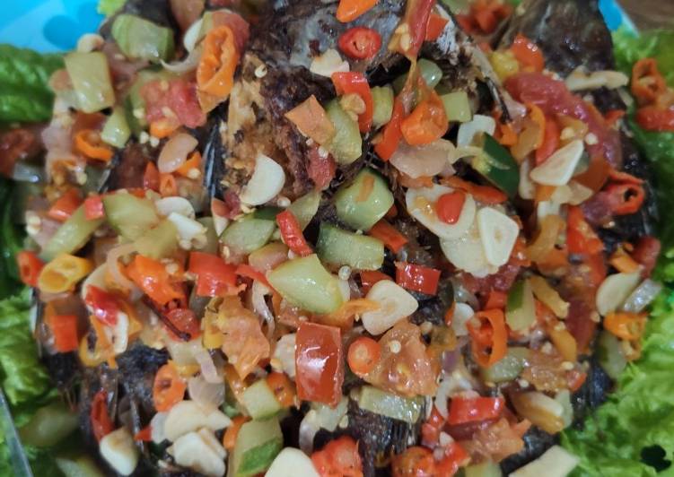 Resep Bumbu Mujair saus tomat ketimun pedas manis Paling Enak