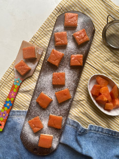 Una foto de Cuadraditos de papaya con masa vegana sin lácteos