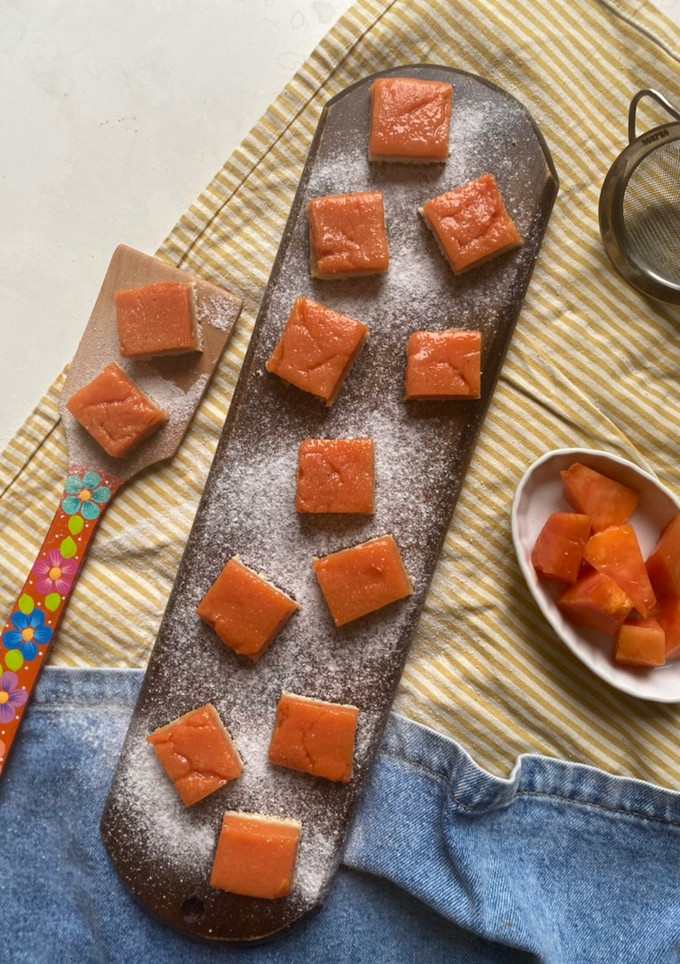 Una foto de Cuadraditos de papaya con masa vegana sin lácteos