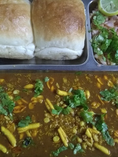 દાબેલી મિસળ(Dabeli misal recipe in Gujarati) રેસીપી મુખ્ય ફોટો