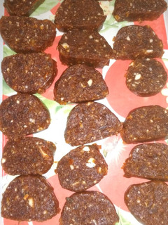 ખજૂર રોલ (Khajoor Roll Recipe In Gujarati) રેસીપી મુખ્ય ફોટો