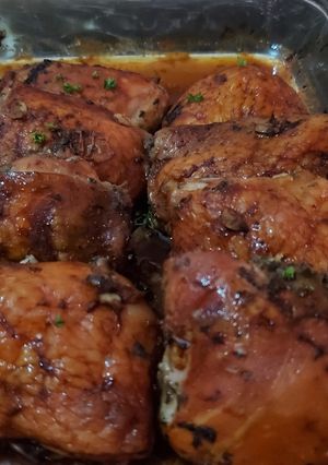 Una foto de Muslo de pollo horneado