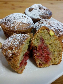 Una foto de Muffins de pistachos y frambuesas
