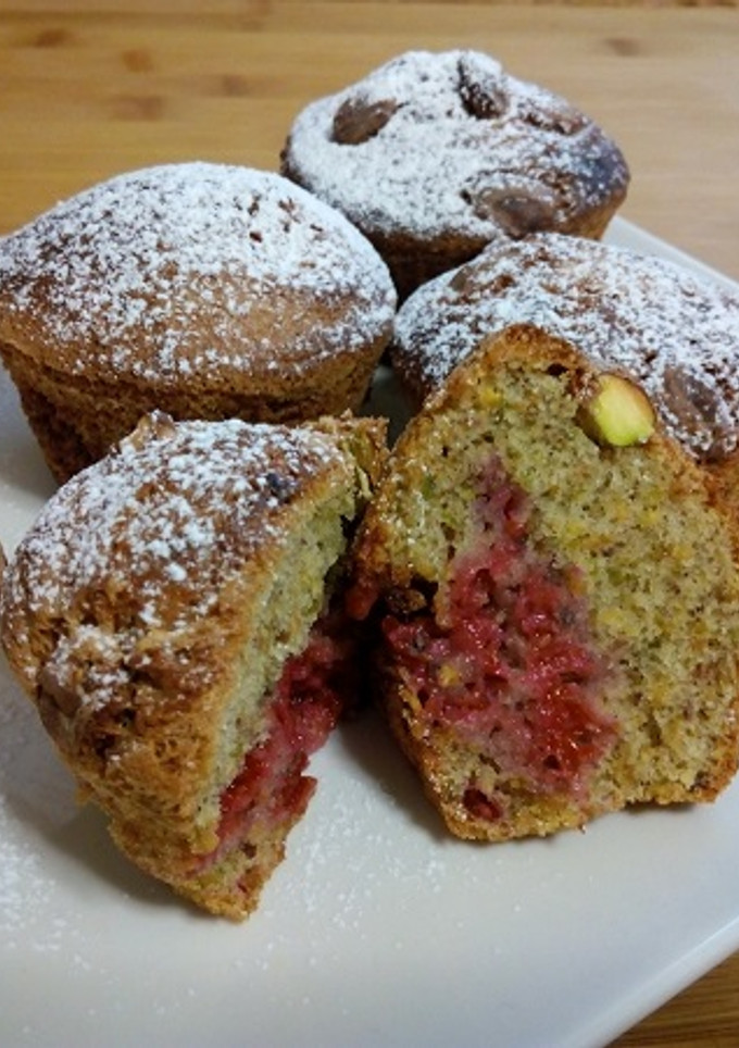 Una foto de Muffins de pistachos y frambuesas