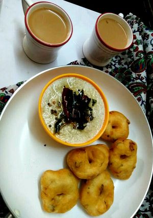 A picture of Medu vada/ ulunthu vadai.