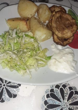 O poză a rețetei Cartofi la cuptor cu dovlecel și salată de varză.