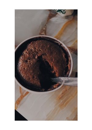 Una foto de Torta en taza esponjosa 😋 👉🏻 (sabor brownie 🍫😍)