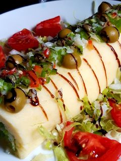 Una foto de Tronco de patata relleno de ensalada de bacalao