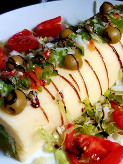 Una foto de Tronco de patata relleno de ensalada de bacalao