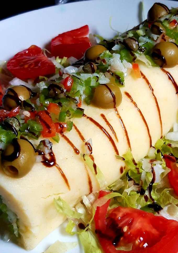 Una foto de Tronco de patata relleno de ensalada de bacalao