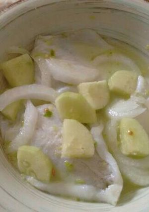 Una foto de Aguachile con filetes de mojarra.ॐ