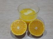 Una foto de jugo de naranja