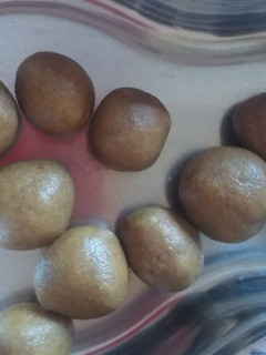 સૂંઠની ગોળી (Sunth Goli Recipe In Gujarati) રેસીપી મુખ્ય ફોટો