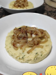 Una foto de Puré de patatas con cebolla caramelizada facilísimo