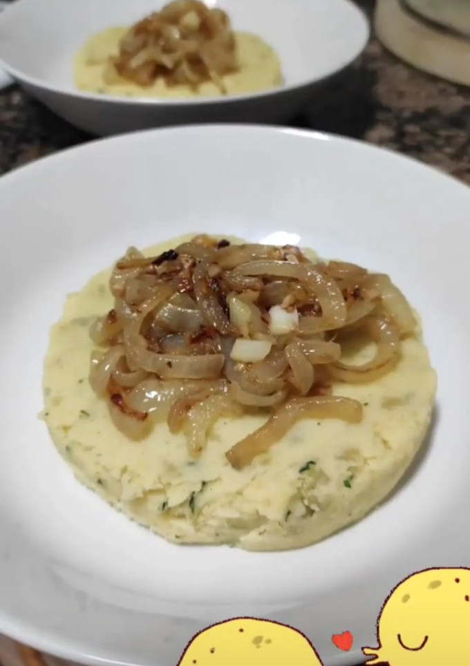 Una foto de Puré de patatas con cebolla caramelizada facilísimo