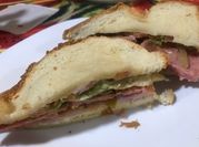 Una foto de sándwich de salami