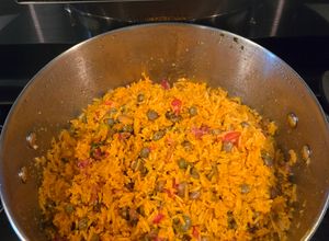 Una foto de Arroz con gandules y bacon 😋