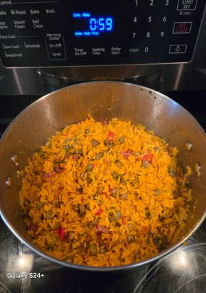 Una foto de Arroz con gandules y bacon 😋