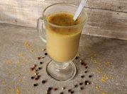 Una foto de leche dorada