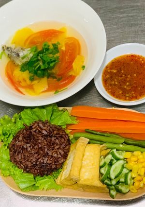Hình của món Cơm gạo lứt mix rau củ + canh cá chua ngọt.