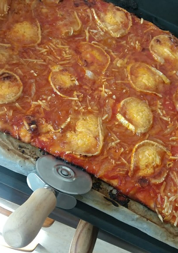 Una foto de Pizza queso de cabra y cebolla caramelizada
