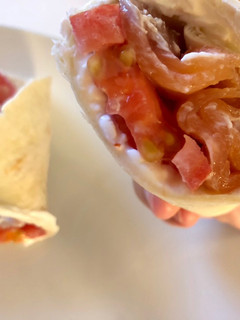 Una foto de Wrap de salmón ahumado y aguacate