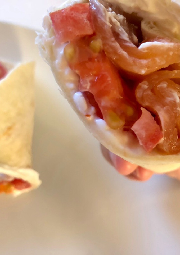 Una foto de Wrap de salmón ahumado y aguacate