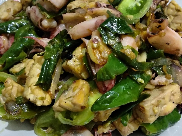 Cara Simple Membuat Resep  Tumis cumi asin tempe cabe hijau yang Enak Banget, Bikin Ketagihan