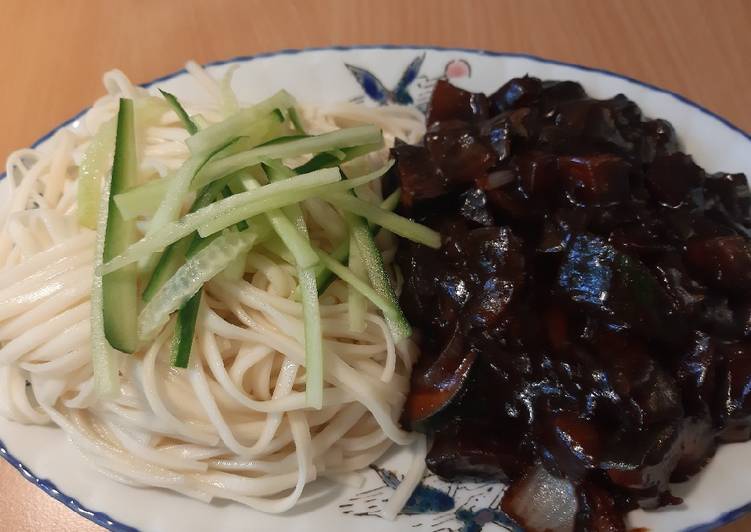 Mỳ tương đen Hàn Quốc- Jajangmyeon (chay)