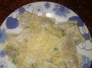 Una foto de Ravioles con salsa de verdeo y queso crema !!!