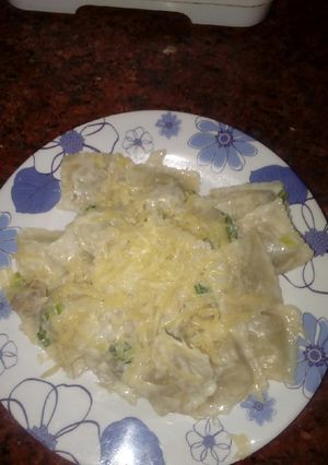 Una foto de Ravioles con salsa de verdeo y queso crema !!!
