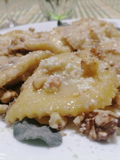 Foto di Ravioli con ripieno di ricotta al gorgonzola, noci, salvia e ricotta salata