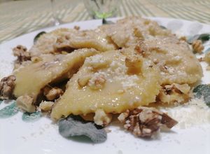 Foto di Ravioli con ripieno di ricotta  al gorgonzola, noci, salvia e ricotta salata