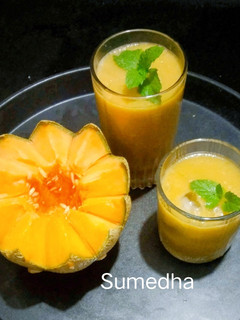 खरबूज पुदिना ज्युस (Kharbuj pudina juice recipe in marathi) रेसिपी चे मुख्य फोटो