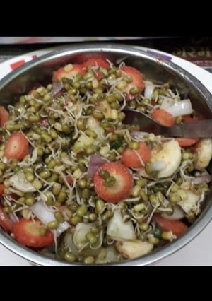 अंकुरित मूंग की चाट (ankurit moong ki chaat recipe in Hindi) रेसिपी मुख्य फोटो