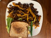 Una foto de sandwiches vegetarianos