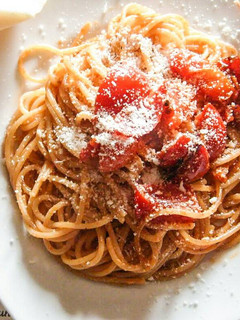 Una foto de Espaguettis a la amatriciana auténtica receta