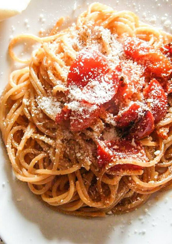 Una foto de Espaguettis a la amatriciana auténtica receta