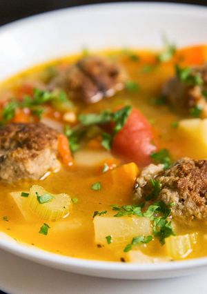 Фото Суп с фрикадельками из говяжьего фарша и овощами.