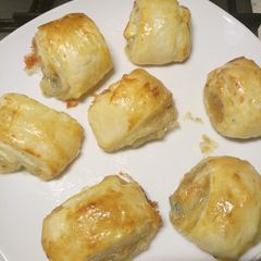 A picture of Cheesy pastry bites.