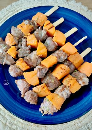 Una foto de Brochetas de carrillada y boniato