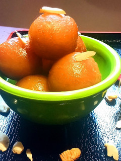 A picture of Gulab jamun.