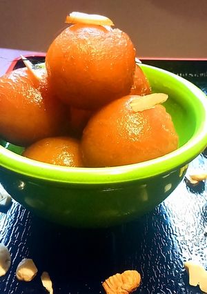 A picture of Gulab jamun.